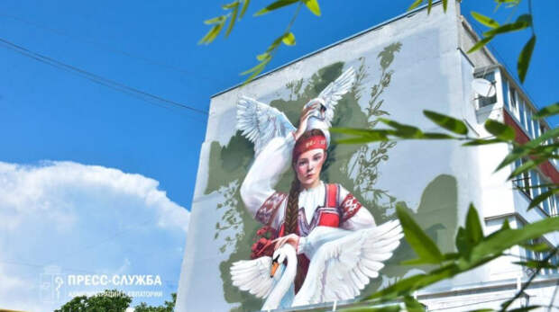 В Евпатории фасад многоэтажного дома превратили в произведение искусства