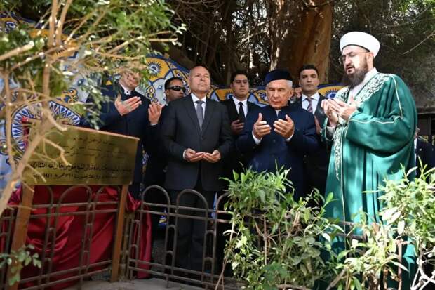 Миңнеханов Каһирәдә татар дин белгече Муса Бигиев каберен зиярәт кылды