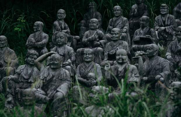 Парк статуй расположен в Осавано, префектура Тояма. Более 800 каменных статуй представляют собой буддийских божеств и приближенных основателя парка. парк, статуя, япония