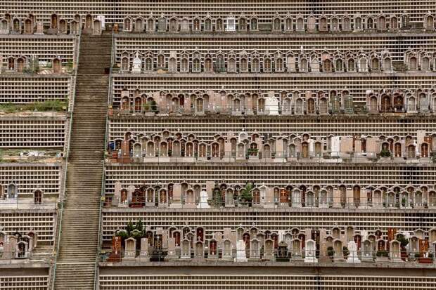Частные кладбища более ухоженные, но места на их территории очень дорогие (Гонконг). | Фото: insider.com/ Finbarr Fallon.