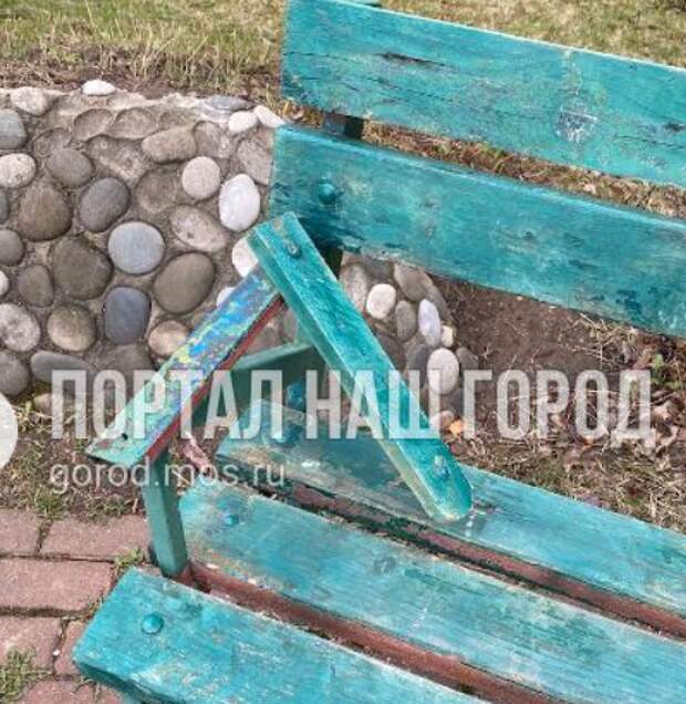На Соколово-Мещерской улице отремонтировали лавочки