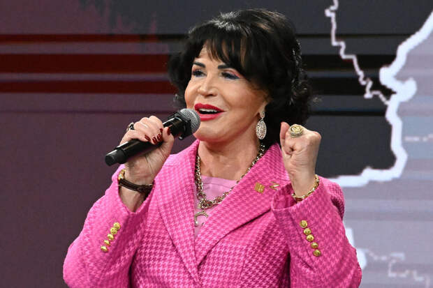 Певица Бабкина прослезилась на праздновании 76-летия в театре