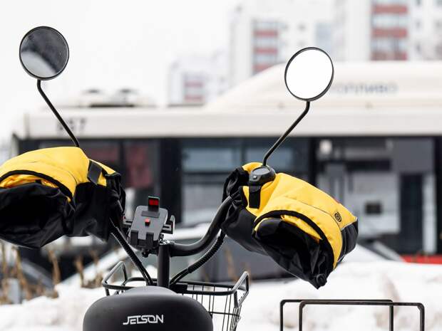 Тюменский подросток на питбайке протаранил лобовое стекло автомобиля