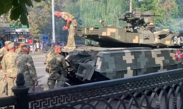Новости стационара:Армия Украины на параде Дня незалежности показала себя во всей своей нищете