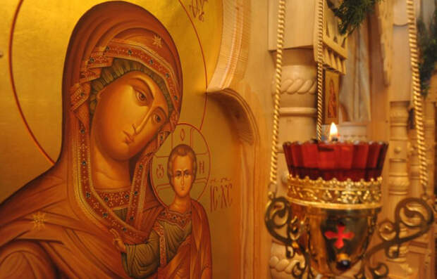 Изображение Божьей Матери в православном храме. / Фото: pravmir.ru
