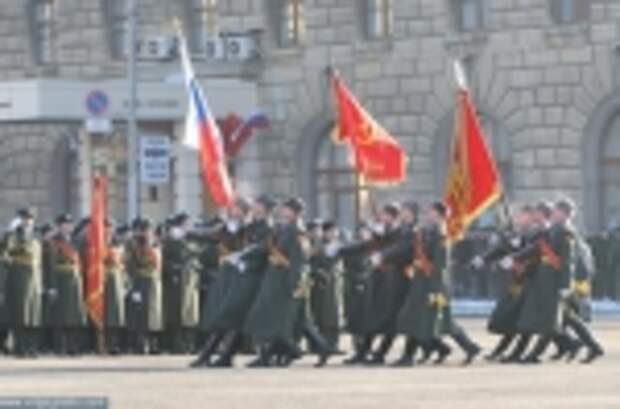 В центре Волгограда на площади Павших Борцов в Волгограде идет парад Победы - Vd-Tv.Ru