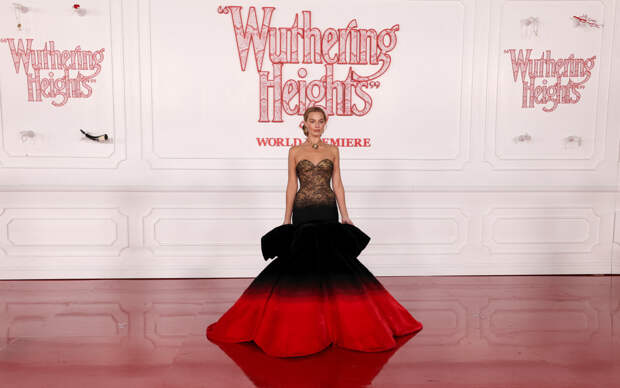 Марго Робби в полупрозрачном наряде посетила премьеру «Грозового перевала»