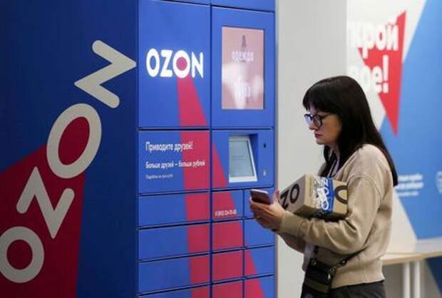 FILE PHOTO: A woman picks up an order at the pick-up point of the Ozon online retailer in Moscow, Russia, March 16, 2020. REUTERS/Evgenia Novozhenina