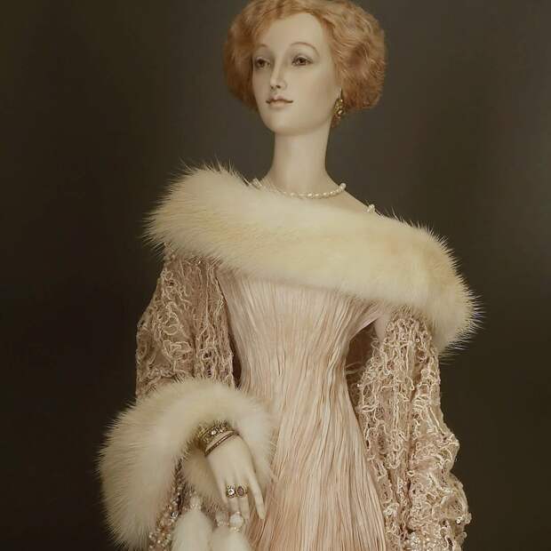 Соня. Вечерний костюм - поздний модерн. Платье натуральный шифон, манто  - кружева шантильи, рукава и горловина отделаны ручной вышивкой бисером, бусы натуральный жемчуг. Кольца, серьги и браслеты с александритами и фианитами. Меховой палантин - норка alexandrakukinova_gallery