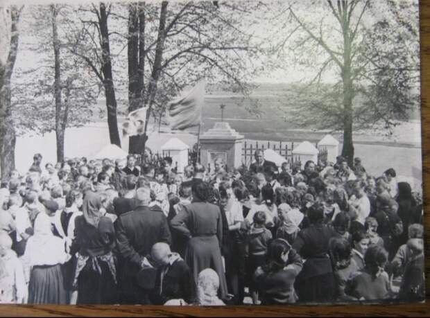 Митинг на могиле Н. Сиротинина 9 мая 1957 г