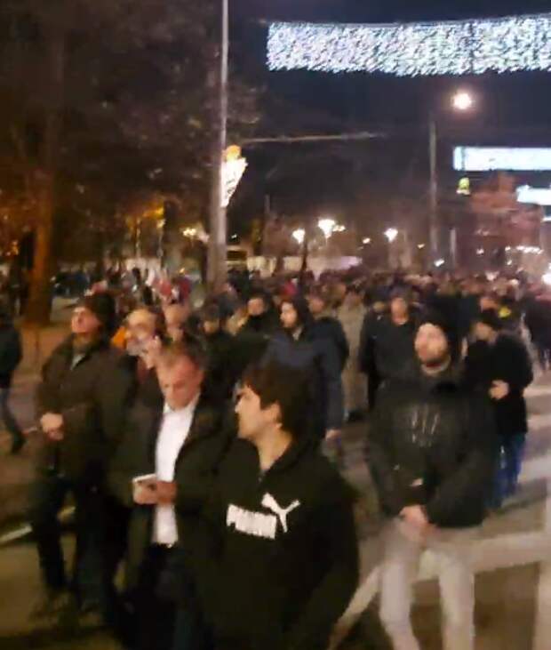 Второй День Массовых Протестов в Столице Болгарии В самом сердце Софии разгорелись масштабные беспорядки.-4