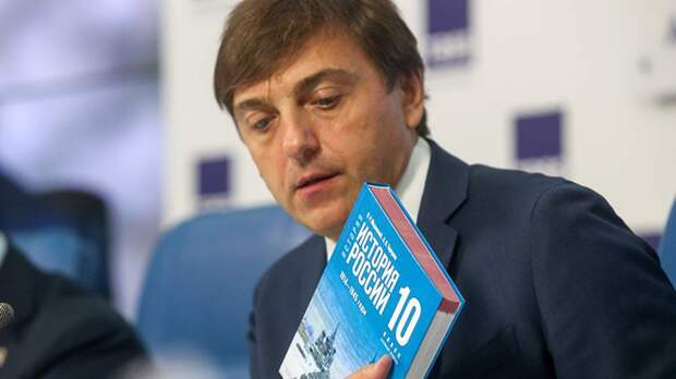 Кравцов рассказал о роли новых учебников истории в борьбе с фейками