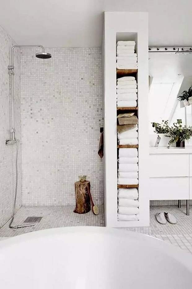 Простой элемент в оформлении ванной комнаты, удобная деревянная подставка.