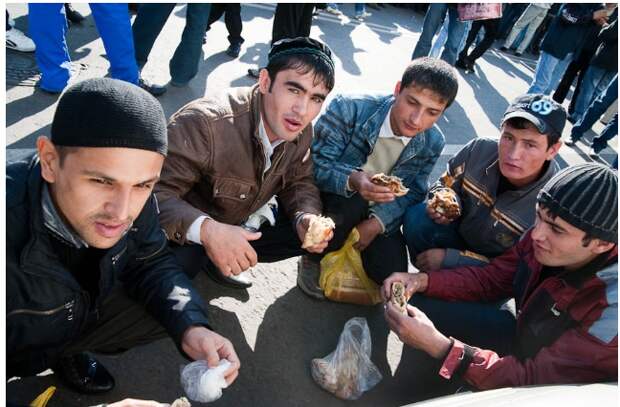 "Уже поздно. Таджиков в России слишком много": миграционные ужесточения носят показательный характер, чтобы усыпить бдительность россиян