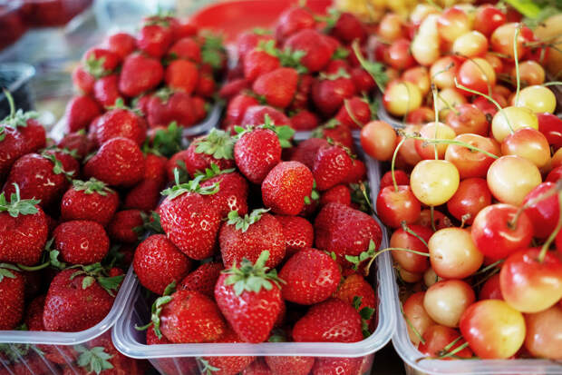 Диетолог Соломатина предостерегла от покупки ранней ягоды