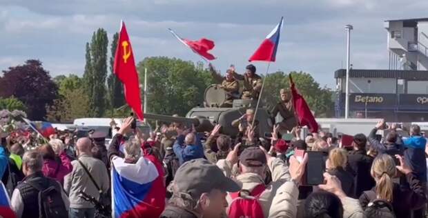 В Праге провели многолюдный митинг в честь Дня Победы с песней «Священная война» и танком Т-34