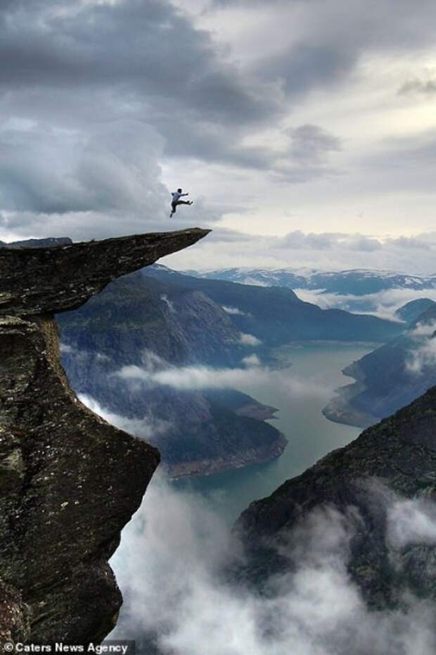 14 экстремальных фото опасных трюков на знаменитом Языке Тролля в Норвегии