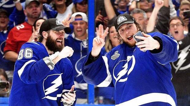 «Тампа» с Кучеровым и Василевским приехала на матч с «Бостоном» в форме клуба НФЛ