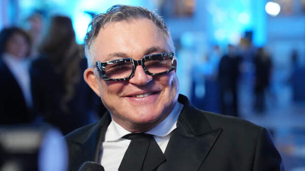 Дибров вышел в свет с новой спутницей после развода с женой