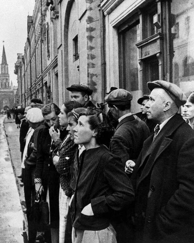 Жители Москвы во время объявления о вероломном нападении фашистской Германии на Советский Союз. Июнь 1941 года.