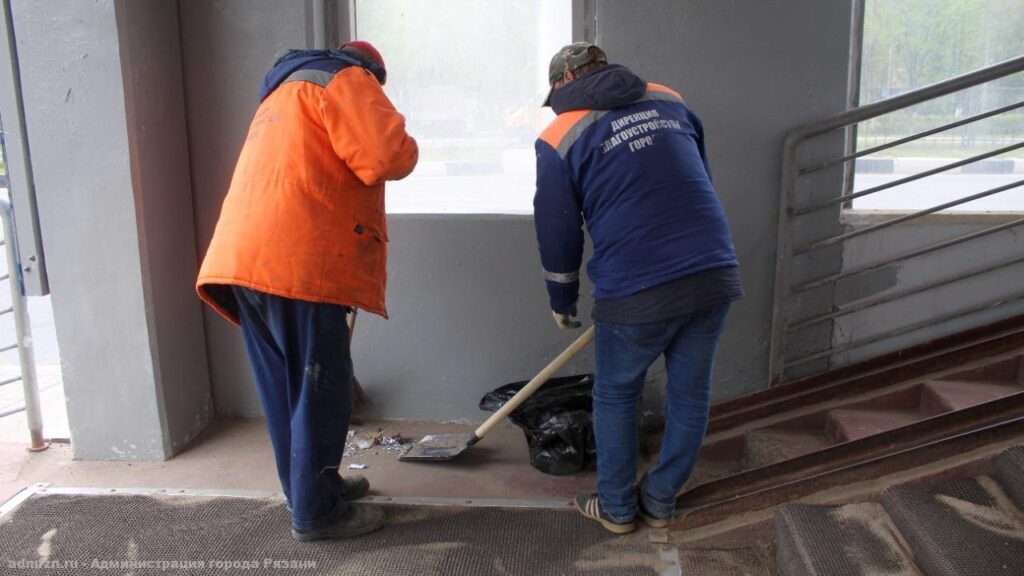 В Рязани провели уборку в надземном пешеходном переходе на остановке «Таможня» В Рязани провели уборку в надземном пешеходном переходе на остановке «Таможня»