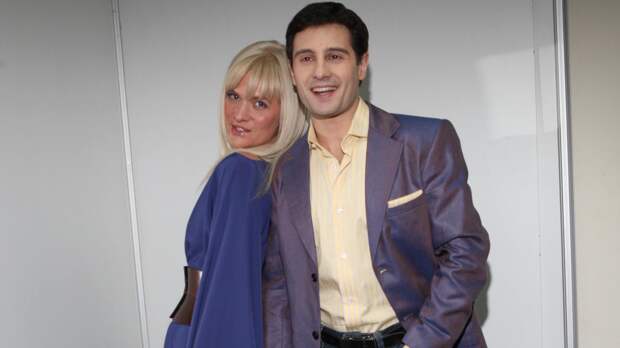 Виктория Макарская призналась, что борется с отечностью лица с помощью резинок на ушах: видео