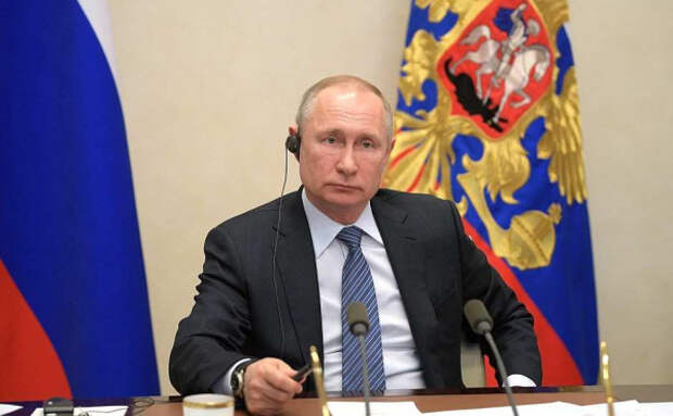 Владимир Путин провел совещание по выплатам денег медикам