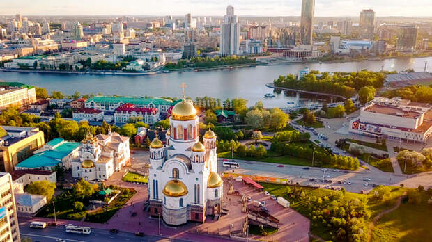 Екатеринбург: Протестующие сломали ограду храма и губернатора?