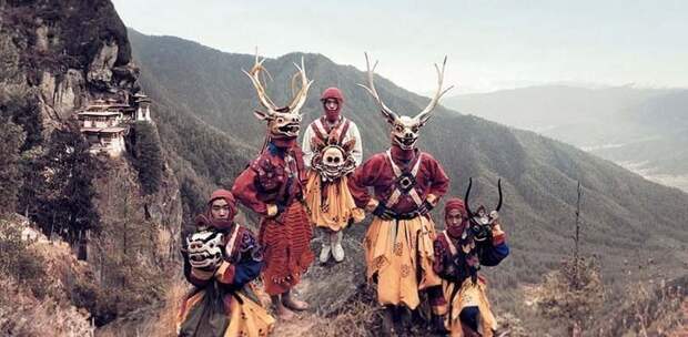 Танцоры в масках, Паро, Бутан в мире, интересно, континент, коренные народы, люди, племена, фото