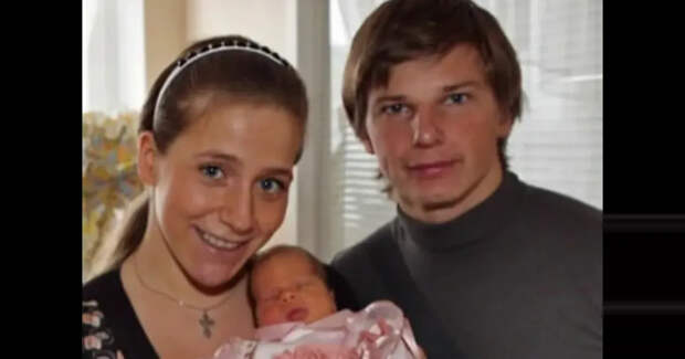 "Моя королева". Юлия Барановская опубликовала архивные фото с дочерью и Андреем Аршавиным