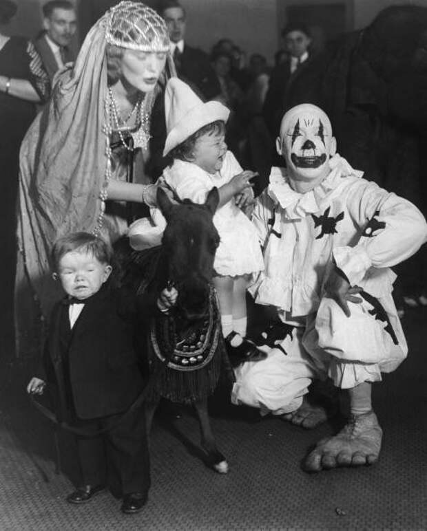 15. Когда в 1930 году цирк посетил детскую больницу, вряд ли клоун Чарли Смит кого-то рассмешил винтаж, крипи, фото