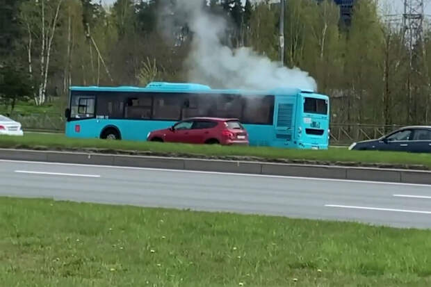 В Санкт-Петербурге снова загорелся автобус общественного транспорта