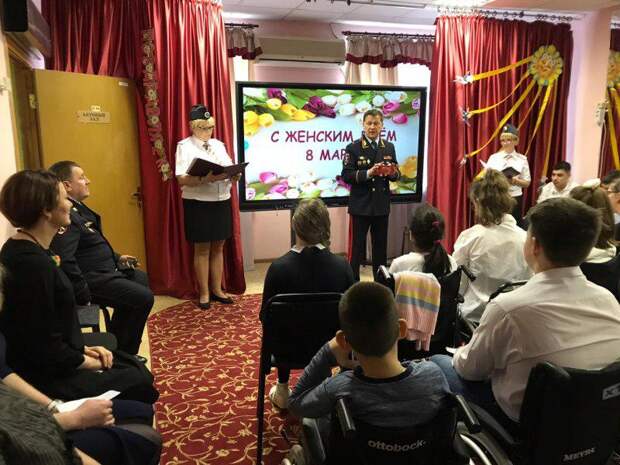 Поздравление руководителей и воспитанников интерната. Фото: открытый источник