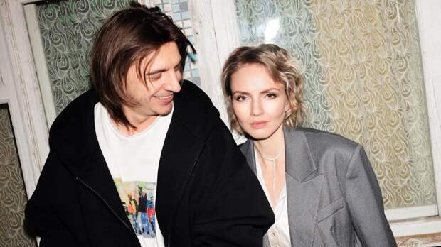 Любовь Виролайнен похвасталась свидетельством о разводе с Константином Плотниковым