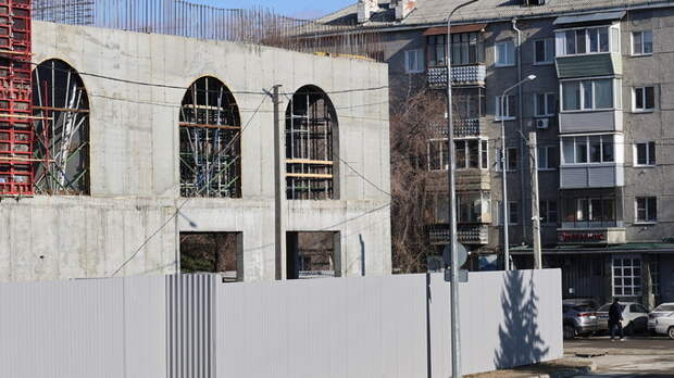 Новый ЦУМ в Барнауле вырос до второго этажа и почти сравнялся с соседней пятиэтажкой. Фото