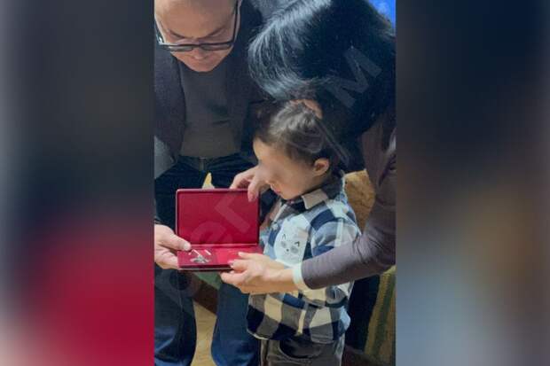 3-летний Тимур, сын погибших в «Крокусе» Вугара Гусейнова и Лилит Исраелян, вместе с бабушкой и дедушкой