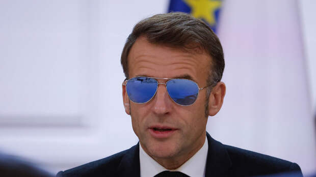 Parisien: Макрон пришёл на встречу в Елисейском дворце в тёмных очках