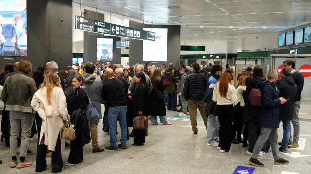 Аэропорт Дубая призвал пассажиров не приезжать без подтвержденного рейса