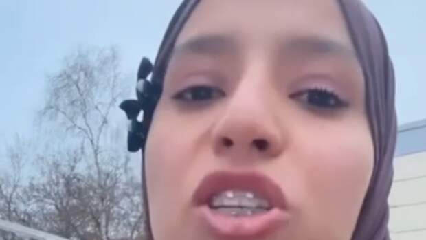 "Да пошли вы!": голодная дама в хиджабе устроила скандал в пиццерии из-за халяля