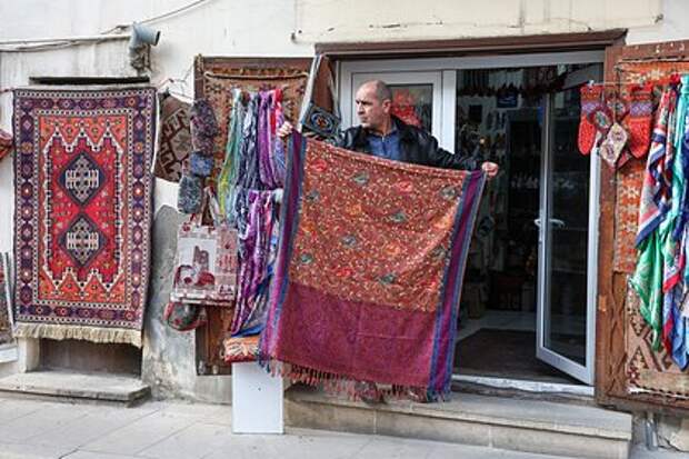 Выбивание ковров во дворе может обернуться штрафом до 5 тысяч рублей, предупреждает юрист