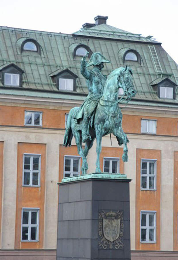 Памятник французскому маршалу, ставшему королём Швеции в Стокгольме.