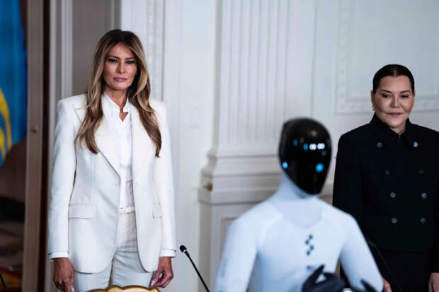 Мелания Трамп появилась в Белом доме в сопровождении робота