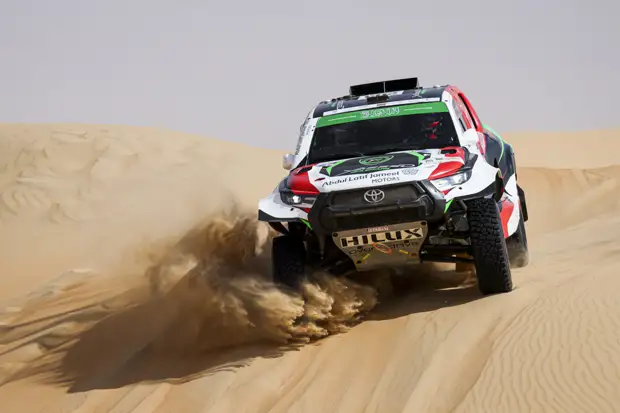 Toyota отзывает сотрудников из России