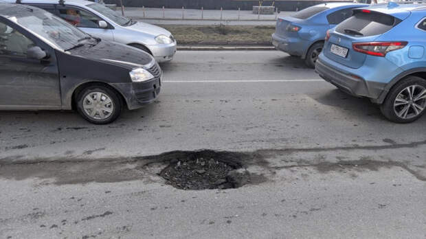 "Резина на выброс". Водитель машины попал в глубокую яму на трассе Новосибирск - Барнаул