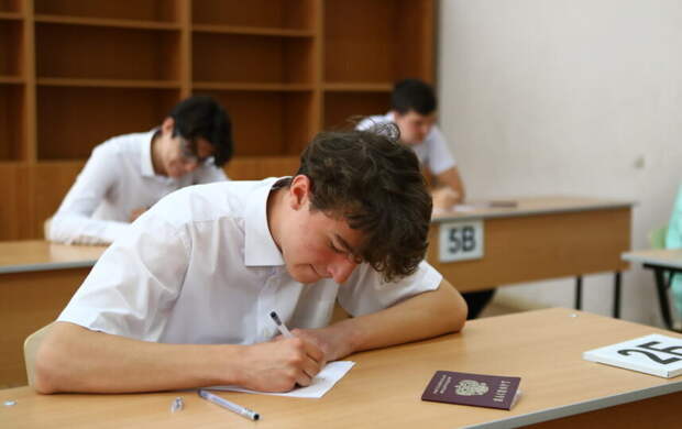 Рособрнадзор запретил досмотр школьников перед ЕГЭ