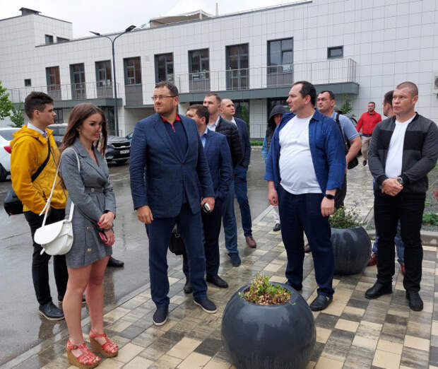 Сотрудники «ИнтерСтрой» провели экскурсию в ЖК «Доброгород» для участников Крымской конференции по жилищному строительству