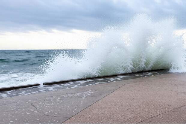 Волны до пяти метров ожидаются в море у берегов Крыма