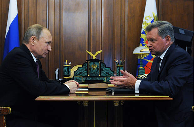 Владимир Путин и Олег Белавенцев (слева направо), назначенный на должность полномочного представителя президента РФ в Северо-Кавказском федеральном округе, во время встречи в Кремле. Фото: Михаил Климентьев/пресс-служба президента РФ/ТАСС