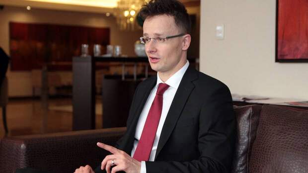 Глава МИД Венгрии назвал непризнание «Спутника V» в Европе политическим вопросом