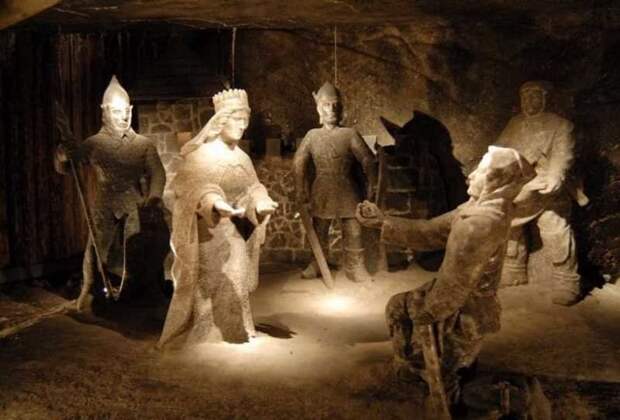 В шахте множество скульптур, особенно на религиозную тему Польша, величка, галерея, достопримечательность, мир, наследие, соль, шахта